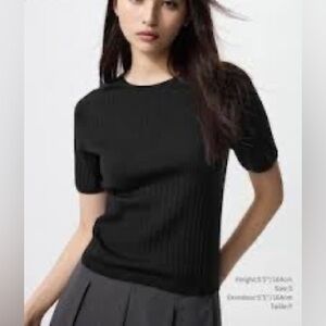 NWT- Uniqlo Extra Fine Merino Ribbed Short Sweater Top- Black- Small